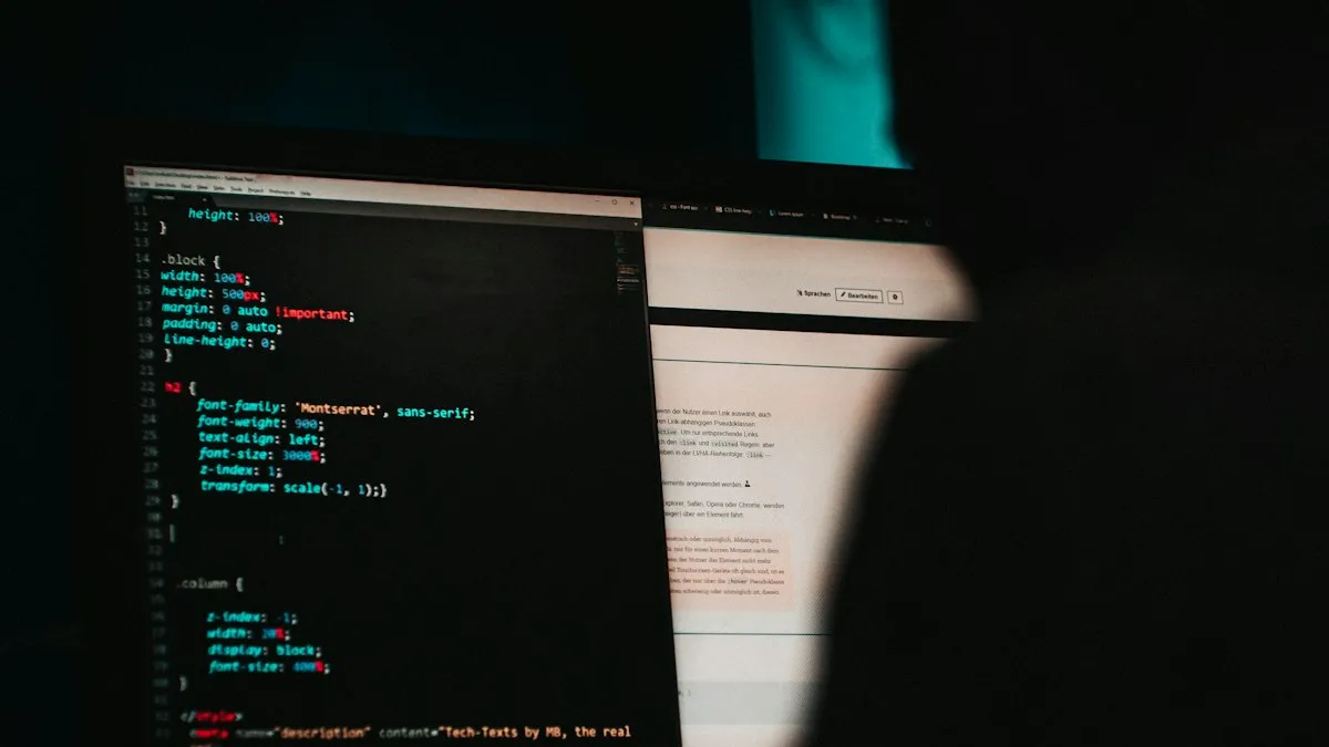 Vermummte Gestalt vor einem Monitor mit Quellcode