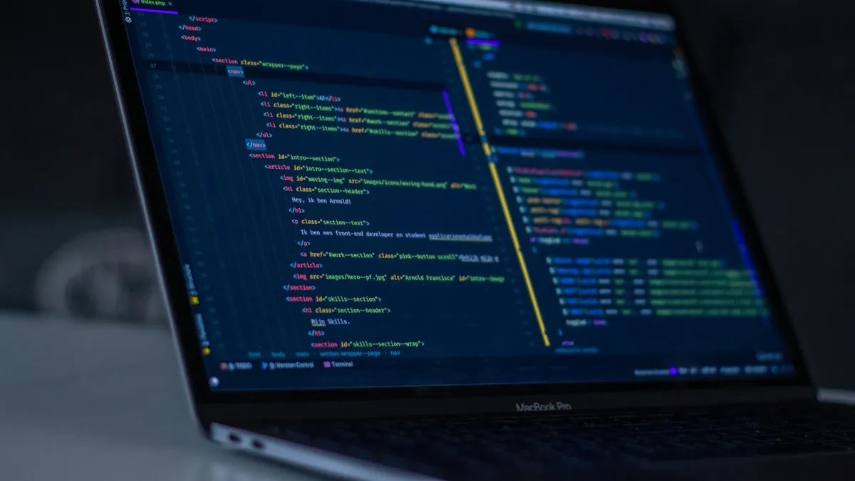 Laptop-Bildschirm mit einer in einem Code-Editor geöffneten Datei index.php